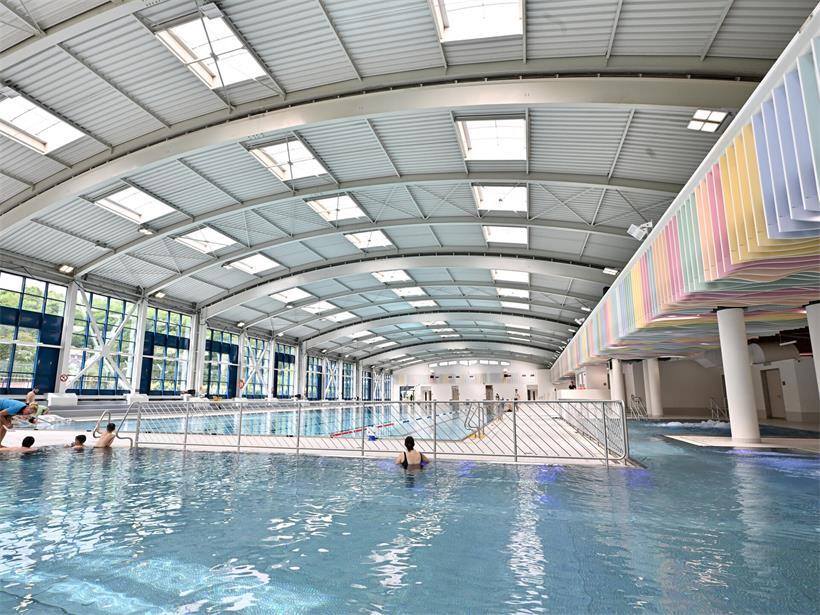 Innenansicht des Piko-Schwimmbads mit offenem, verschiebbarem Dach an sonnigem Sommertag