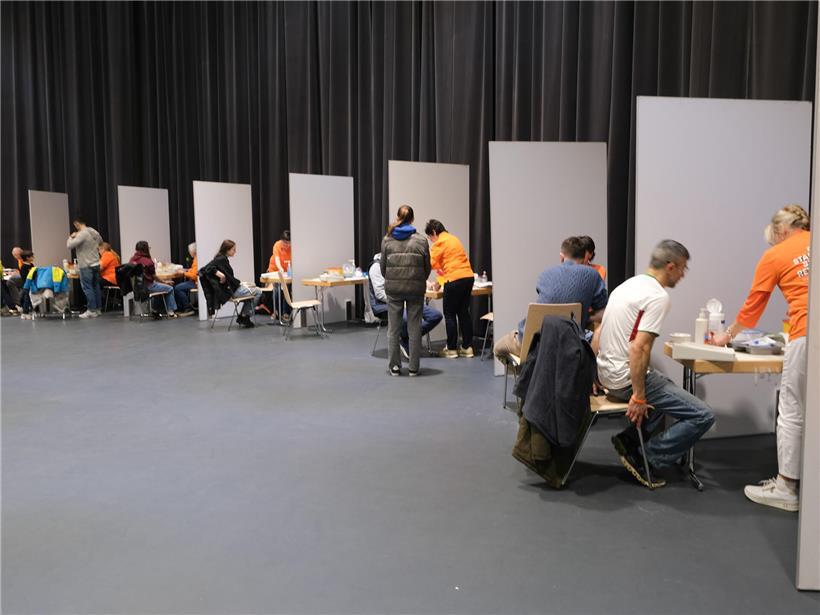 Engagierte Menschen beim Plooschter Projet registrieren sich für das Stammzellregister zur Blutkrebsbekämpfung