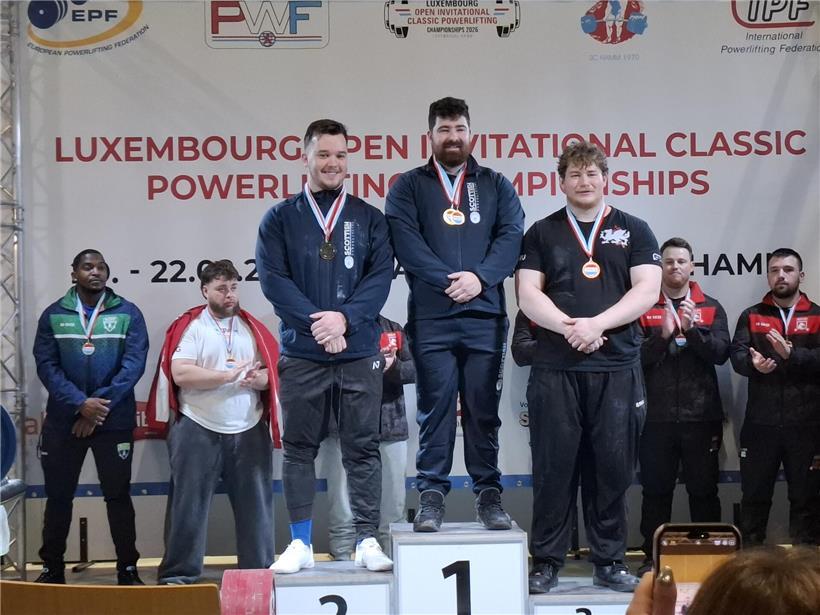 Drei starke Männer auf dem Podium beim Sonntag-Wettkampf für Kraftsport und Strongman-Titel