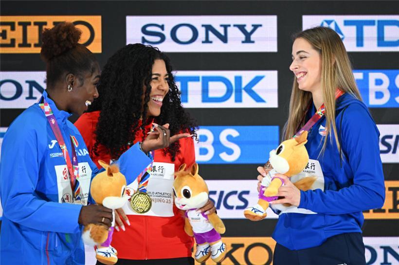 Das Podium mit Zaynab Dosso, Mujinga Kambundji und Patrizia Van der Weken (v.l.n.r.)
