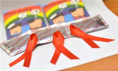 Das Präventionsmittel, mit dem man sowohl eine HIV-Infektion als auch andere sexuell übertragbare Krankheiten bzw. eine ungewollte Schwangerschaft verhindern kann
