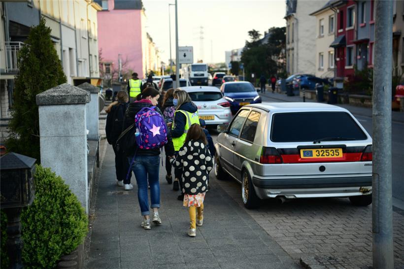 Das Problem der „Rennstrecke“ Ehleringer Straße (hier Kinder auf dem Weg zur „Fliedermais-Annexe“ der Brouch-Schule) wird laut Bürgermeister Georges Mischo demnächst gelöst
