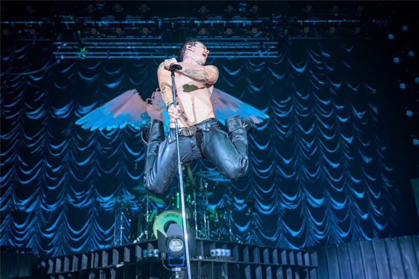 Das Publikum und der Musiker verlieren sich in kollektiver Ekstase 
