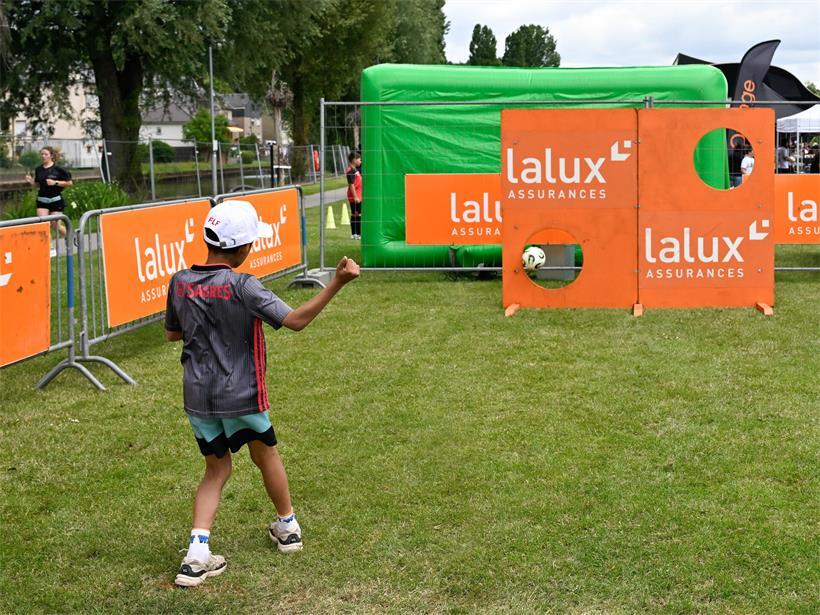 Torwandschießen beim Rahmenprogramm eines Sportevents für Spielspaß und Zielgenauigkeit