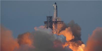 Das Raketensystem Starship von SpaceX startet während eines Testflugs von der Starbase
