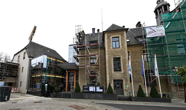 Das Rathaus als Sinnbild für die vielen Projekte in der Patton-Stadt: Die Arbeiten an der Passerelle, die das bestehende Rathaus mit dem gegenüberliegenden „alten Pfarrhaus“ verbindet, sind noch im Gang und Dach sowie Fassade werden saniert
