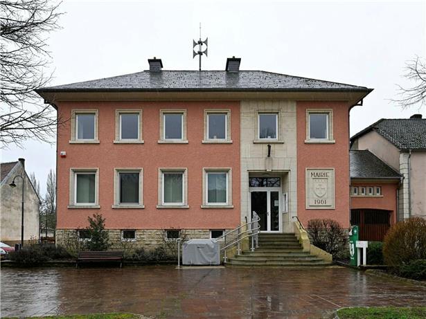 Rathaus in Bech bei Dezember-Eklat, historisches Gebäude mit Fassade und Eingang sichtbar