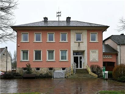 Rathaus in Bech bei Dezember-Eklat, historisches Gebäude mit Fassade und Eingang sichtbar