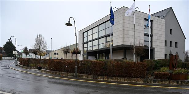 Das Rathaus von Contern im Regenwetter