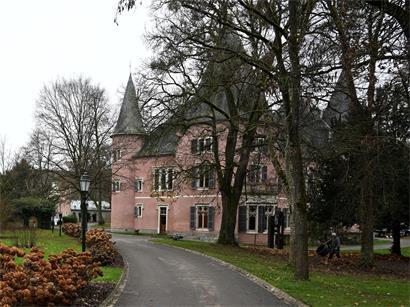 Rathaus von Erpeldingen/Sauer im November, historische Architektur bei klarem Himmel, Gemeindezentrum Westfalen