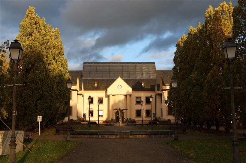 Das Rathaus von Hesperingen im Herbstlicht
