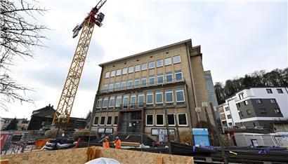 Verwaltungsgebäude der Gemeinde Differdange, modernes Amtshaus mit Eingangsbereich und klarer Architektur