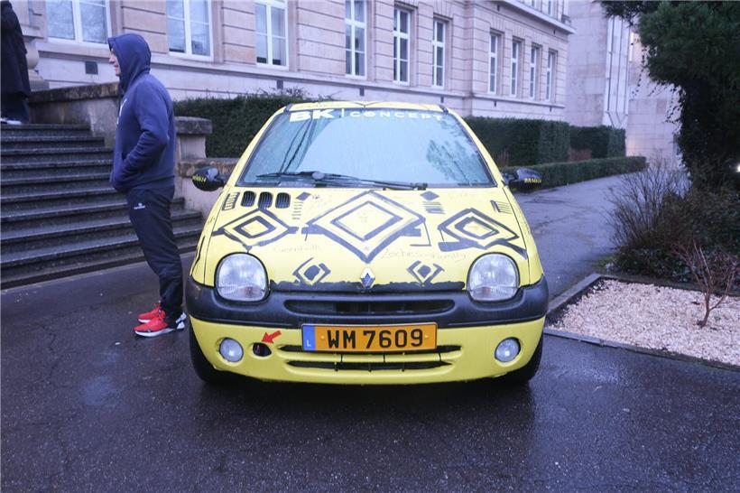 Gelber Twingo mit Rautenmuster inspiriert von Berberteppich, kulturelle Referenz an durchquerte Regionen