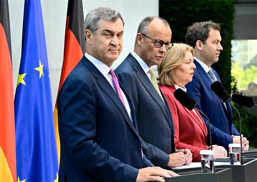 Koalitionschefs in Berlin präsentieren Reformpaket, Stimmung und politische Zuversicht im Regierungsgebäude