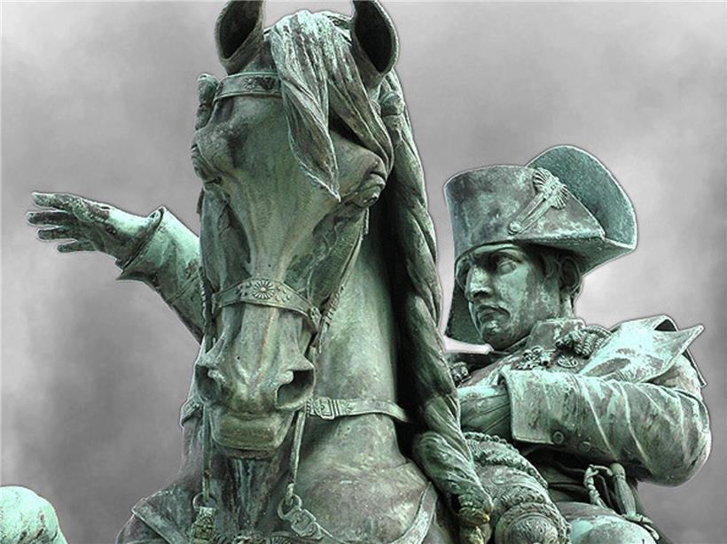 Reiterstandbild von Napoleon Bonaparte in Cherbourg, Normandie, symbolisiert historischen Mythos und französische Geschichte