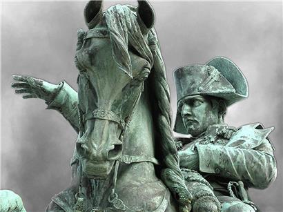 Reiterstandbild von Napoleon Bonaparte in Cherbourg, Normandie, symbolisiert historischen Mythos und französische Geschichte