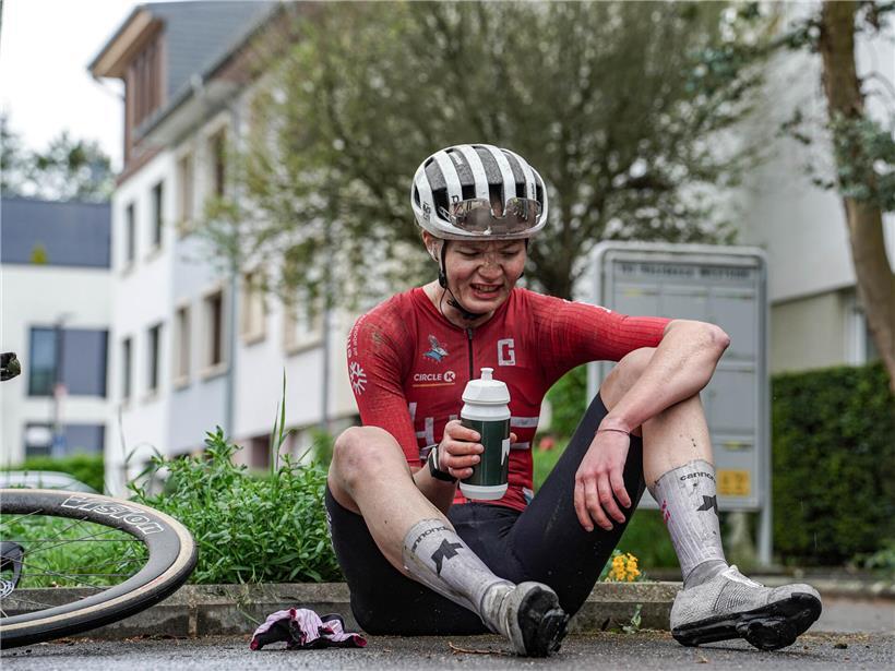 Nina Berton erschöpft nach intensivem Sonntagsrennen, Rennsport, Ausdauer, Emotionen beim Wettbewerb