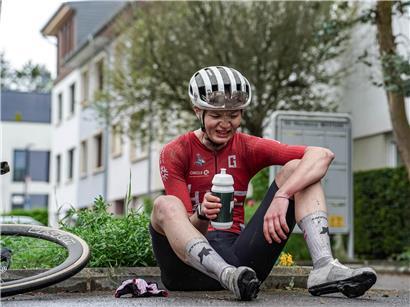 Nina Berton erschöpft nach intensivem Sonntagsrennen, Rennsport, Ausdauer, Emotionen beim Wettbewerb