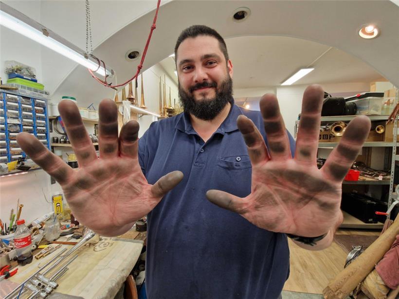 Das Resultat: schwarze Hände. Ein Markenzeichen des Berufs, scherzt Thomas.