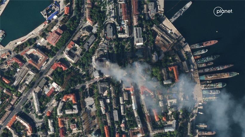 Das Satelliten-Bild zeigt das brennende Hauptquartier der russischen Schwarzmeer-Flotte in Sewastopol
