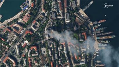 Das Satelliten-Bild zeigt das brennende Hauptquartier der russischen Schwarzmeer-Flotte in Sewastopol
