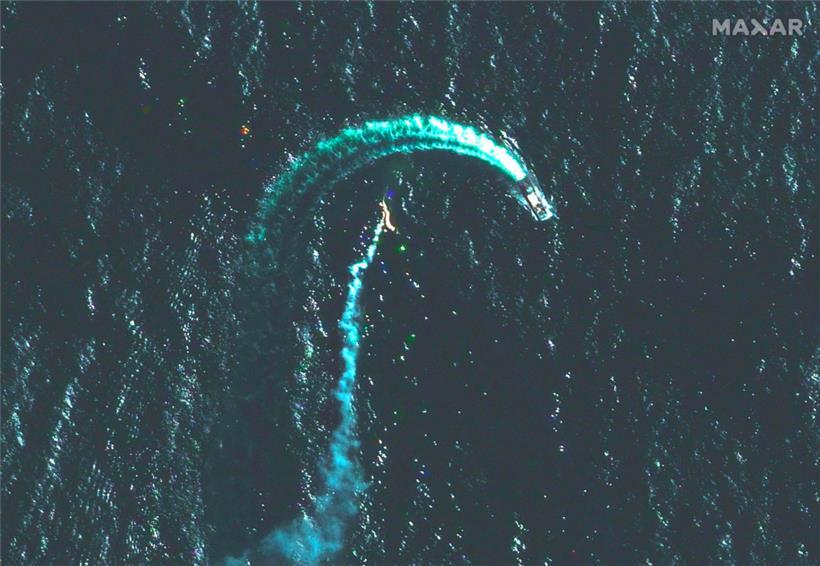 Das Satellitenbild soll das Ausweichmanöver eines russischen Schiffes vor ukrainischem Raketenbeschuss zeigen
