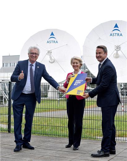 Das Satellitenunternehmen SES in Betzdorf bot die Kulisse für die Übergabe der Zustimmung aus Brüssel zum luxemburgischen Wiederaufbauplan: (v.l.) Finanzminister Pierre Gramegna, EU-Kommissionspräsidentin Ursula von der Leyen und Premierminister Xavier Bettel
