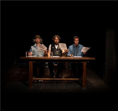 Das Schauspiel-Trio (Nickel Bösenberg, Pitt Simon und Dominik Raneburger) hat sichtlich Freude daran, in immer wieder neuen Variationen den größten Unfug von sich zu geben
