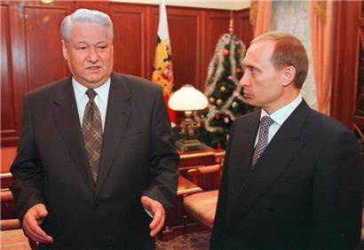 Das Schicksal nimmt seinen Lauf. Silvester 1999, im Kreml: der russische Präsident Boris Jelzin (l.) und der russische Ministerpräsident Wladimir Putin
