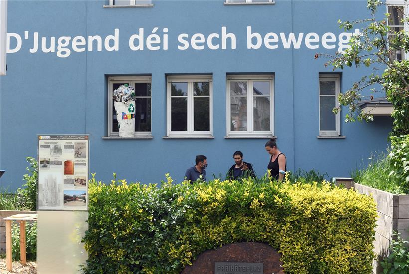 Das Schifflinger Jugendhaus ist in unmittelbarer Nähe zur Gemeinde im alten Postgebäude zu finden. Gleich am Eingang befindet sich das „Flächenbuffet“.
