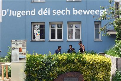 Das Schifflinger Jugendhaus ist in unmittelbarer Nähe zur Gemeinde im alten Postgebäude zu finden. Gleich am Eingang befindet sich das „Flächenbuffet“.
