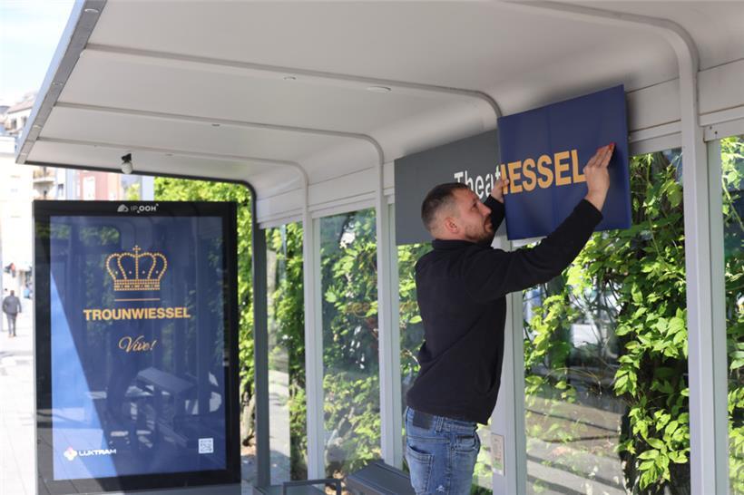 Das Schild „Theater“ muss weichen: Bis zum 6. Oktober hält die Tram in Luxemburg-Stadt an der Station „Trounwiessel“
