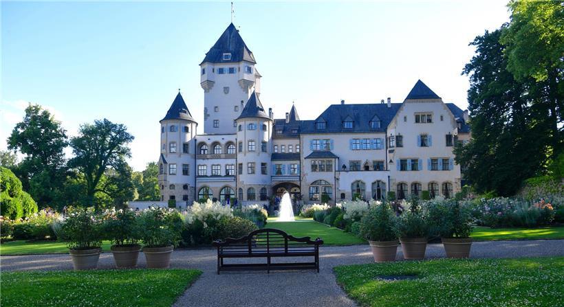 Historisches Schloss in Colmar-Berg umgeben von grüner Landschaft, symbolisiert Erhalt und Schutz kulturellen Erbes