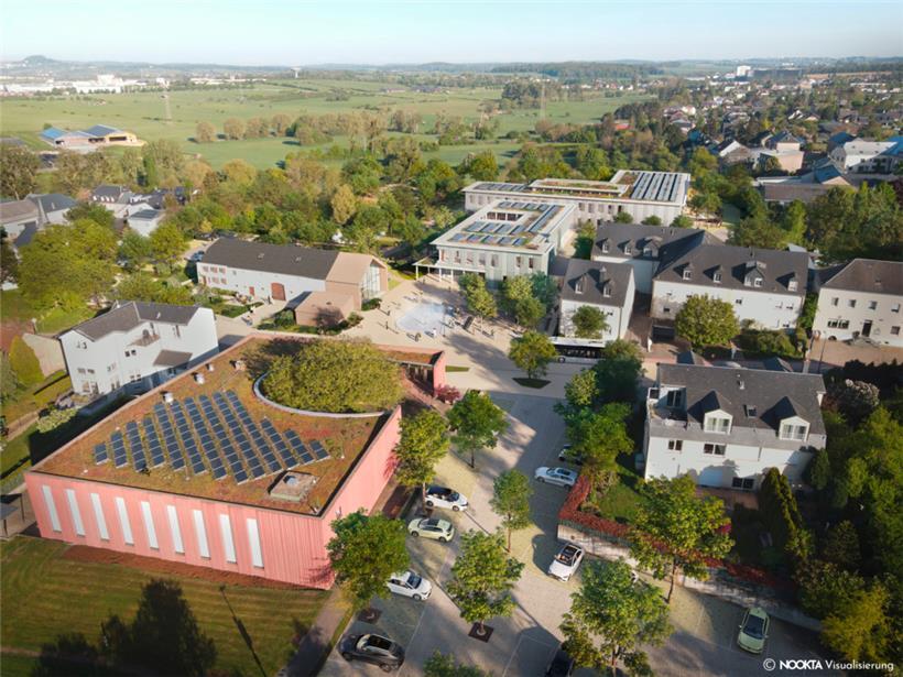 Das Schulgebäude mit begrüntem Dach
