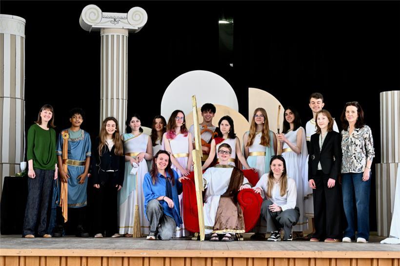 Das Schultheaterensemble DramatEsch hat die Texte zu „Götterdämmerung“ im Kollektiv geschrieben, den Spaß will man nun mit dem Publikum teilen
