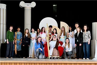 Das Schultheaterensemble DramatEsch hat die Texte zu „Götterdämmerung“ im Kollektiv geschrieben, den Spaß will man nun mit dem Publikum teilen
