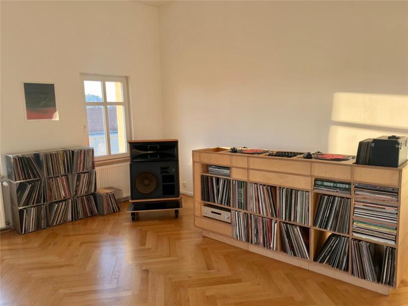 Das Setup von Nathalie Faber in ihrer Berliner Wohnung – mit einer sehr kleinen Auswahl ihrer Schallplatten
