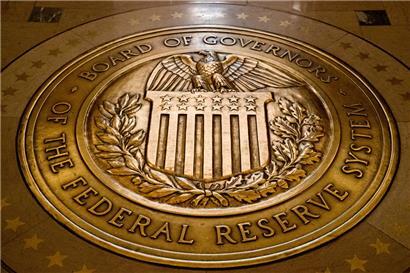 Das Siegel des Gouverneursrats des Federal Reserve Systems der USA ist auf dem Boden des Marriner S. Eccles Federal Reserve Board Building zu sehen
