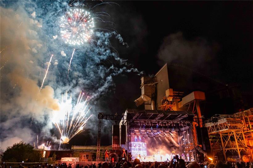 Das Spektakel „REESCH“ des „Cirque du Soleil“ im neuen Viertel Metzeschmelz dürfte am Wochenende tausende Menschen begeistert haben. Das Feuerwerk war weithin sichtbar und machte Lust auf mehr.
