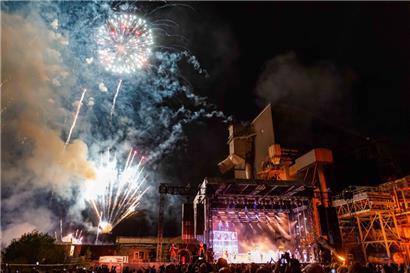 Das Spektakel „REESCH“ des „Cirque du Soleil“ im neuen Viertel Metzeschmelz dürfte am Wochenende tausende Menschen begeistert haben. Das Feuerwerk war weithin sichtbar und machte Lust auf mehr.
