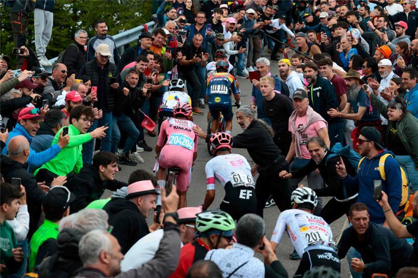 Das Spitzenfeld beim Anstieg des San Pellegrino
