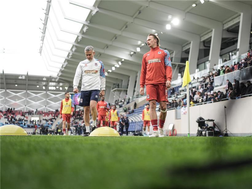 Stade de Luxembourg bei ausverkaufter Veranstaltung am 3. Juni mit jubelnden Fans und voller Tribüne