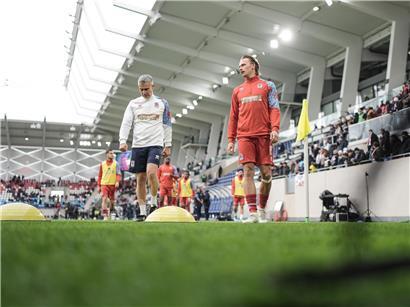 Stade de Luxembourg bei ausverkaufter Veranstaltung am 3. Juni mit jubelnden Fans und voller Tribüne