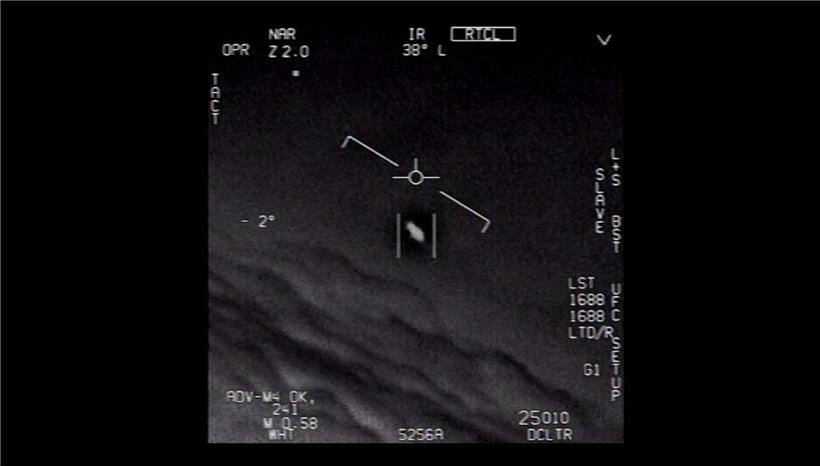 Das Standbild eines vom US-Verteidigungsministerium veröffentlichten Videos zeigt ein Unidentifiziertes Flugobjekt, das von Piloten der US-Marine gesichtet wurde
