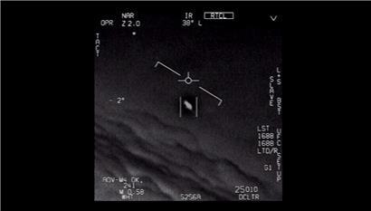 Das Standbild eines vom US-Verteidigungsministerium veröffentlichten Videos zeigt ein Unidentifiziertes Flugobjekt, das von Piloten der US-Marine gesichtet wurde
