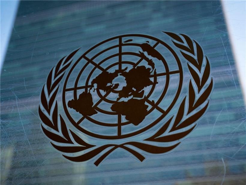 Vereinte Nationen Symbol vor dem Sekretariatsgebäude am UN-Hauptsitz in New York City bei klarem Himmel