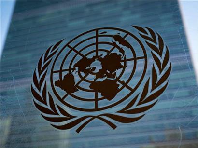 Vereinte Nationen Symbol vor dem Sekretariatsgebäude am UN-Hauptsitz in New York City bei klarem Himmel