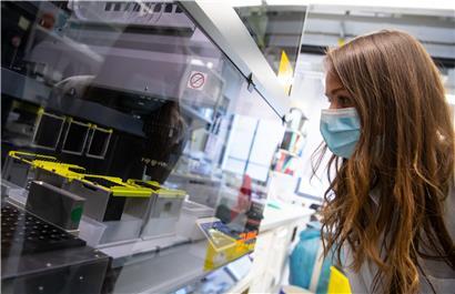 Das Symbolfoto zeigt die Überprüfung eines Pipettierroboters, der Covid-19-Proben für die weitere Analyse vorbereitet
