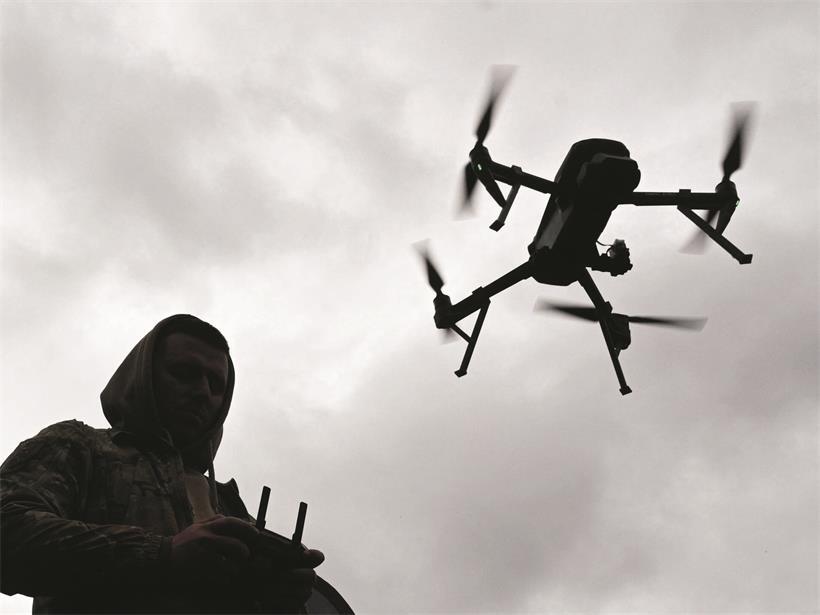 Das Symbolfoto zeigt, wie ein ukrainischer Soldat eine Drohne während des Drohnenrennens „Wild Drones“ am 5. Oktober 2025 steuert
