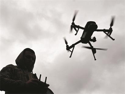 Das Symbolfoto zeigt, wie ein ukrainischer Soldat eine Drohne während des Drohnenrennens „Wild Drones“ am 5. Oktober 2025 steuert